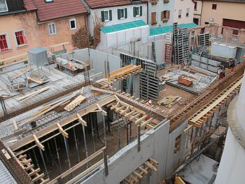 Das Erdgeschoss des Bürgerhauses ist bald fertig. Hier ein Blick aus dem Obergeschoss des Rathauses.