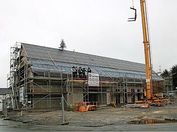 Für fast drei Millionen Euro baut Marktleugast ein Bürgerbegegnungszentrum mit Arztpraxis. Für das Projekt mit 680 Quadratmetern Nutzfläche wurde jetzt Richtfest gefeiert.