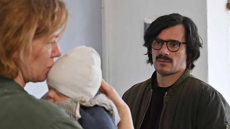 Eben dachte die junge Mutter Denise Bonnefoy (Magdalena Wiedenhofer) noch, ihr Mann Xavier Weberlein (Hannes Wegener) sei das Opfer und tot. Doch kurz nach dem Schock tritt er gesund zur Tür herein. Ein durchaus seltener und deshalb origineller Krimimoment ...