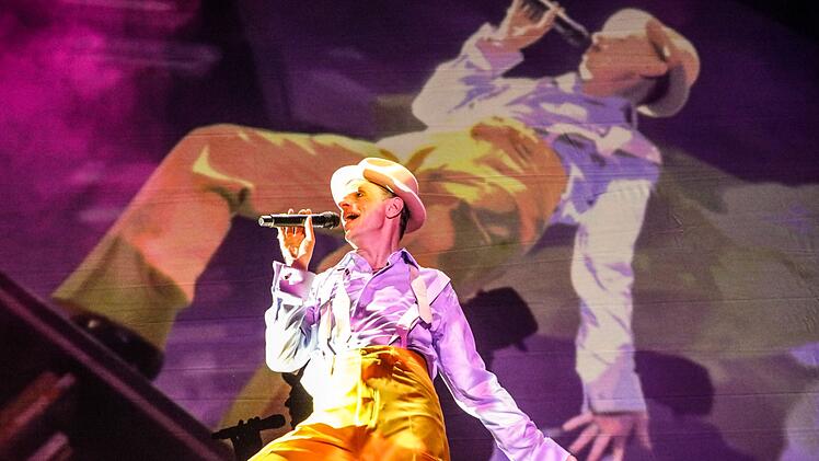 Der Schauspieler Alexander Scheer geht ab M&auml;rz mit "Heroes" auf Deutschlandtour.