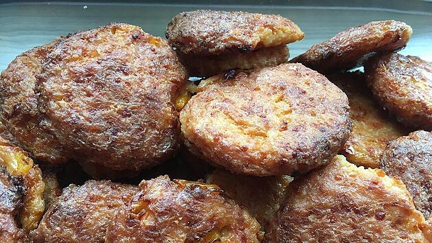 Mit goldbrauner Kruste und innen saftig: Auch im Backofen gelingen Frikadellen.