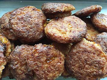 Mit goldbrauner Kruste und innen saftig: Auch im Backofen gelingen Frikadellen.