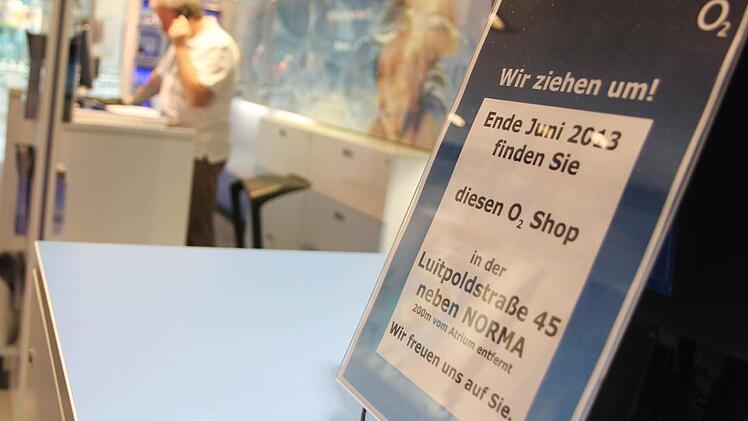 Wolfgang Hofmann hat für seinen Handy-Shop in der nahen Luitpoldstraße Räume gefunden, wenn er demnächst das Atrium verlassen muss. Foto: Michael Gründel
