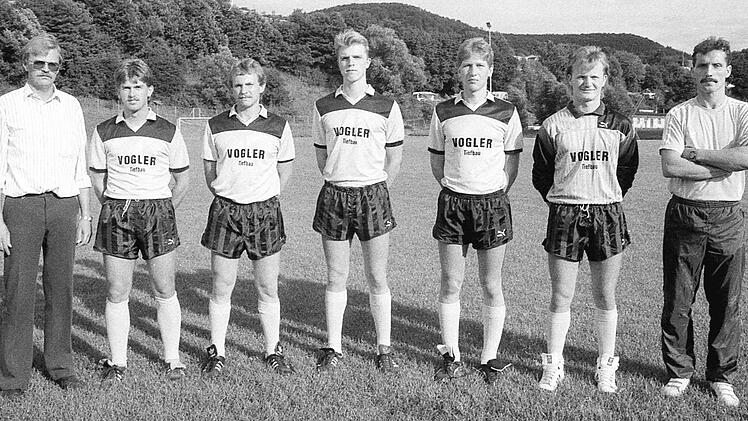 Unser Foto zeigt die Neuzug&auml;nge des FC Thulba (von links): Vorsitzender Otto Knoblauch, Hansi Heilmann (FC Untererthal), Reiner Schmitt (TSV Steinach), Konrad Manger, Christof Manger, Michael Neder (alle eigene Jugend) und Spielertrainer Peter Kunkel.