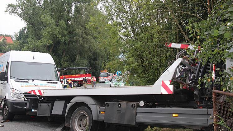 Der Abschleppwagen landete im Gebüsch, einen Transporter hatte er im Schlepptau.