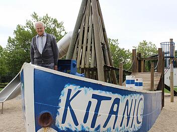 Die "Kitanic" erinnert Johann Seelig an die Zeiten, als die Mainlände noch zum Beladen von Schiffen genutzt wurde. Dass auf dem ehemaligen Industriegelände jetzt so viel Leben herrscht, freut den Rentner.Foto: Nina Grötsch