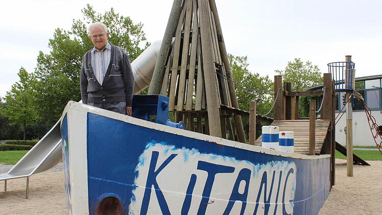 Die "Kitanic" erinnert Johann Seelig an die Zeiten, als die Mainlände noch zum Beladen von Schiffen genutzt wurde. Dass auf dem ehemaligen Industriegelände jetzt so viel Leben herrscht, freut den Rentner.Foto: Nina Grötsch