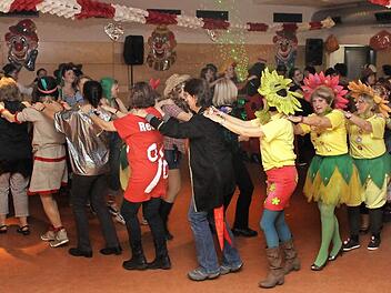 Bei der Polonaise gab es beim Weiberfasching des Gesangvereins "Liederkranz" kein Halten mehr.  Fotos: fra-press