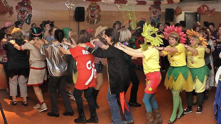 Bei der Polonaise gab es beim Weiberfasching des Gesangvereins "Liederkranz" kein Halten mehr.  Fotos: fra-press