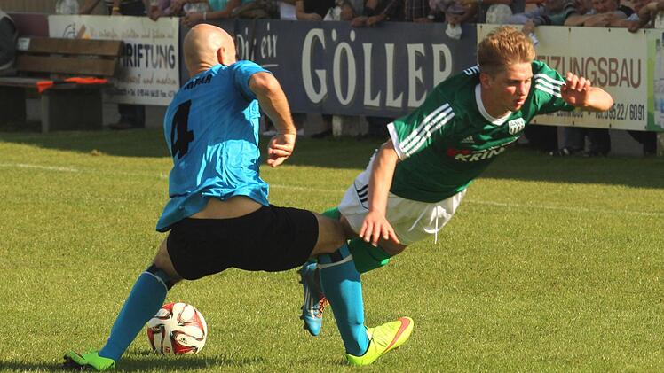 Der Rimparer Oliver Kratz (links) lässt auf der linken Außenbahn den Sander Sven Wieczorek "über die Klinge" springen, was natürlich geahndet wird.