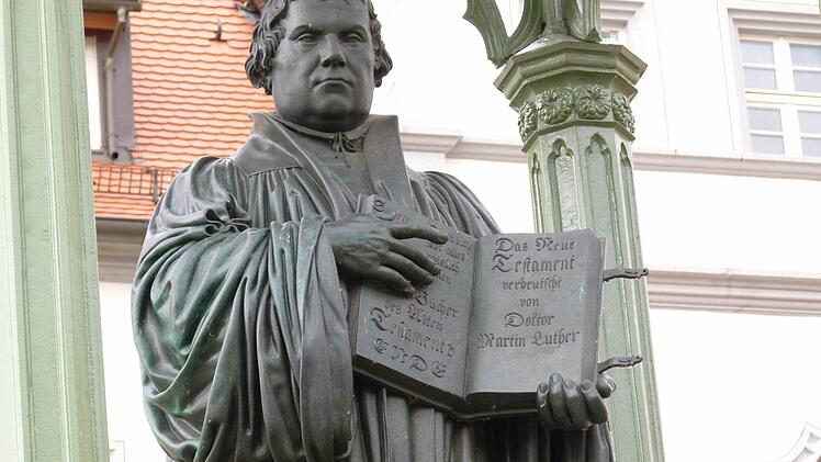 Die Cranachs haben das Bild des Reformators Martin Luther - hier vor dem Alten Rathaus in Wittenberg - nachhaltig geprägt. Foto: Krüger-Hundrup