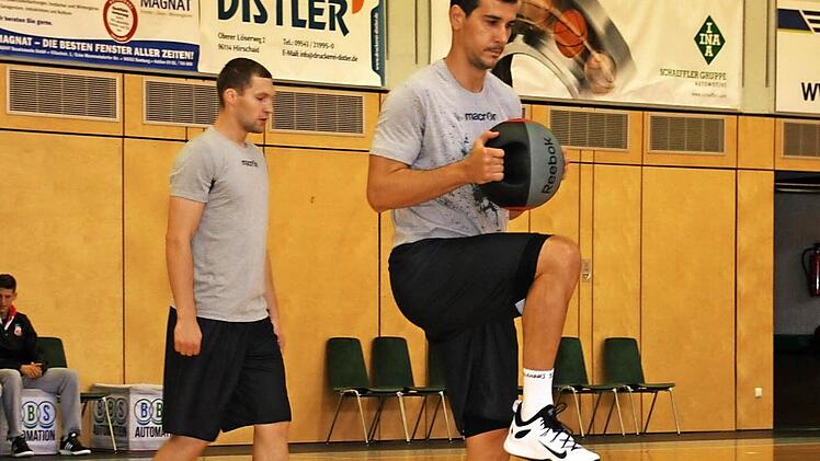 Nikos Zisis (r.) und Janis Strelnieks sind in Bamberg eingetroffen und absolvieren ein erstes Krafttraining.