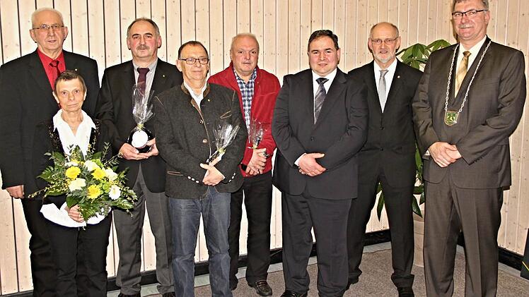 Die Ehrennadel der Gemeinde Untermerzbach erhielten (von links) Josef Grundler, Barbara Koch, Hubert Müller und Manfred Michel aus Händen von (von rechts) Bürgermeister Helmut Dietz, 2. Bürgermeister Siegfried Kirchner und 3. Bürgermeister Dieter Reisenweber. Foto: Helmut Will