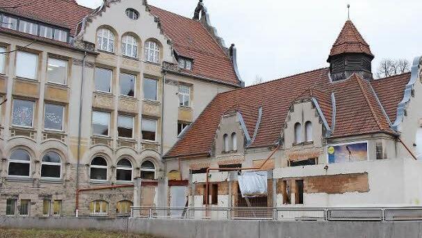 Im flachen Anbau der Turnhalle (rechts) werden Essensausgabe und Schülercafé untergebracht.  Foto: Ulrike Nauer