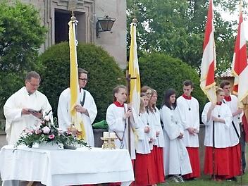 Pfarrer Lars Rebhan (l.) zelebrierte das Feldfrüchteamt vor der Kapelle. Foto: Manfred Welker