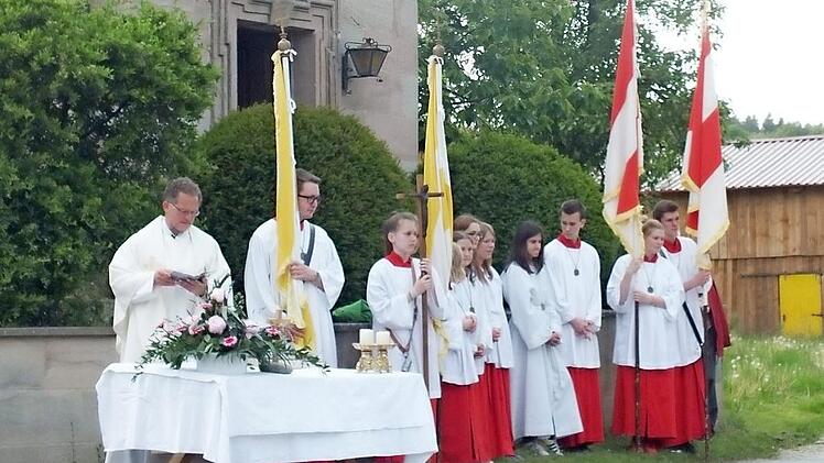 Pfarrer Lars Rebhan (l.) zelebrierte das Feldfrüchteamt vor der Kapelle. Foto: Manfred Welker