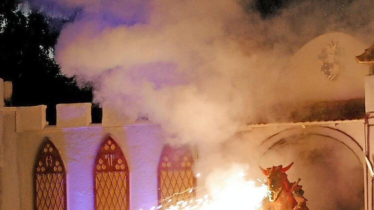 Ein feuerspeiender Drache taucht auf.