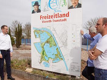 Über den aktuellen Stand des künftigen Freizeitlandes Pfister informierten sich Bürgermeister Michael Ziegler und die Mitglieder des Bauausschusses Eltmann vor Ort bei Manfred und Manuel Pfister (von links).  Sabine Weinbeer