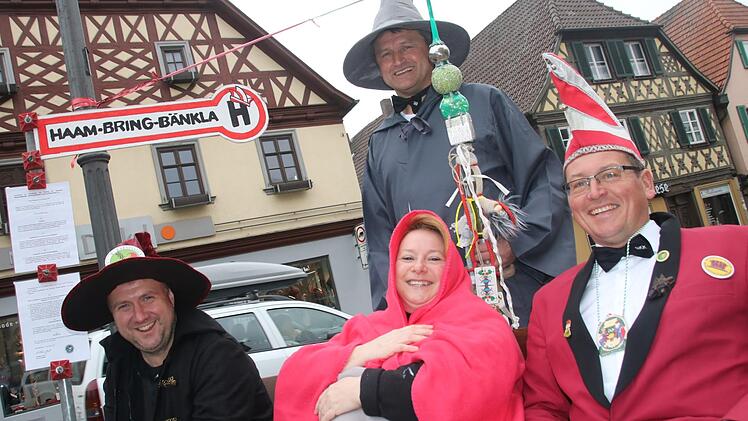 Auf dem Mitnämmbänkla haben schon einige Narren zum Probesitzen Platz genommen.Matthias Einwag