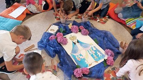 Die Jungen und Mädchen der "Kinderkirche" im Pfarrhaus , die parallel zum Festgottesdienst stattfand, beschäftigten sich mit der Gottesmutter Maria.