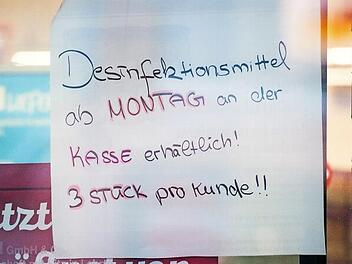 Beim Discounter wird Hamsterkäufen vorgebeugt. Jeder Kunde bekommt nur drei Einheiten von Desinfektionsmitteln. Foto: dpa