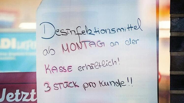 Beim Discounter wird Hamsterkäufen vorgebeugt. Jeder Kunde bekommt nur drei Einheiten von Desinfektionsmitteln. Foto: dpa