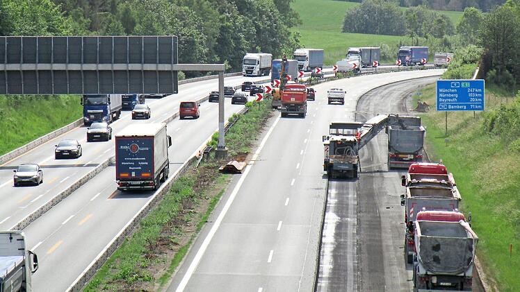 Auf der A 9 wird derzeit in H&ouml;he Rohrersreuth der alte Asphalt abgefr&auml;st. Foto: Bruno Prei&szlig;inger