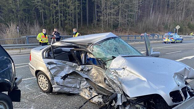 Auf der B85 bei Kulmbach kam es am Donnerstag zu einem schweren Zusammensto&szlig; zwischen zwei Autos.
