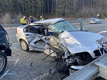 Auf der B85 bei Kulmbach kam es am Donnerstag zu einem schweren Zusammenstoß zwischen zwei Autos.