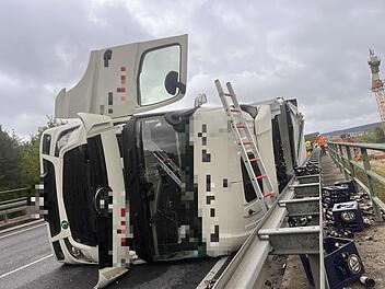 Unfall bei Bamberg: Lkw kippt auf B505 um und bleibt auf Seite liegen