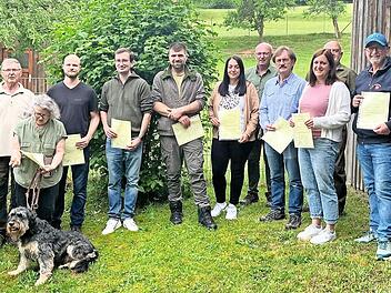 Die Halter der Jagd- wie auch Familienhunde nach der Prüfung mit ihren Urkunden.