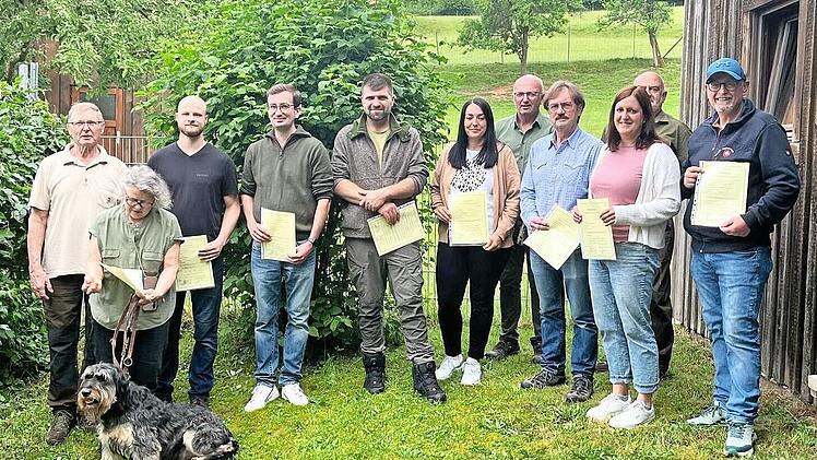 Die Halter der Jagd- wie auch Familienhunde nach der Prüfung mit ihren Urkunden.