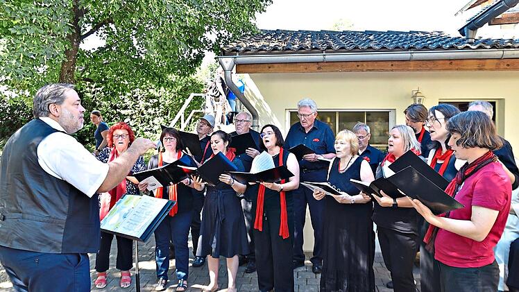 Dekanin Anne Salzbrenner und Pfarrer Peter Hohlweg weihten das Feuerwehrauto der FF Junkersdorf.