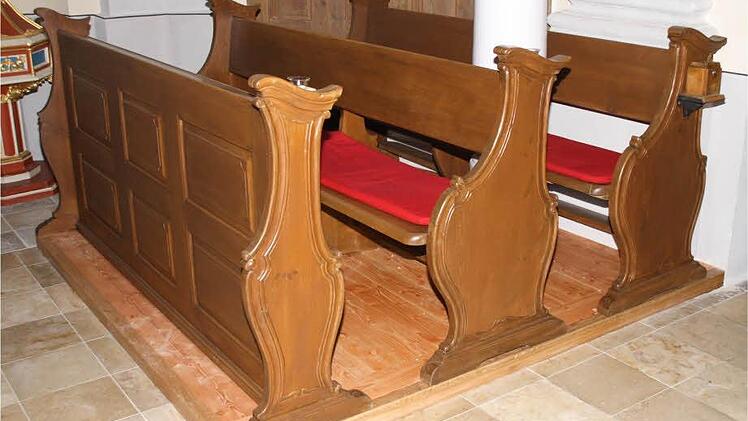Alle Kirchenbänke wurden auf neue Holzpodeste gestellt und gestrichen.