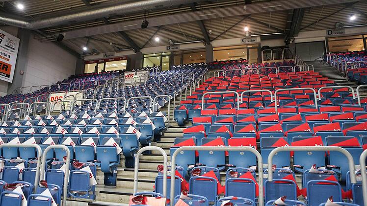 Kr&ouml;ger sorgt auch daf&uuml;r, dass jeder Fan eine Klatschpappe auf dem Sitz vorfindet.