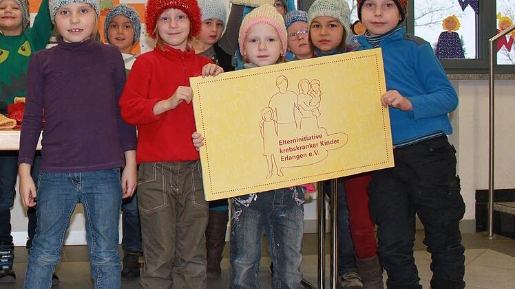 Fast jedes der Kinder der Grundschule Ebern hat inzwischen - Mathilde Streng sei dank - seine eigene "Boshi-Mütze". Und eine stattliche Spendensumme kam durch die Initiative der 86-Jährigen zudem zusammen.
