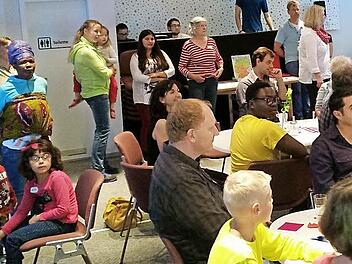 Das Ziel: Flüchtlinge und Einheimische sollen sich näherkommen.  Foto: Petra Malbrich