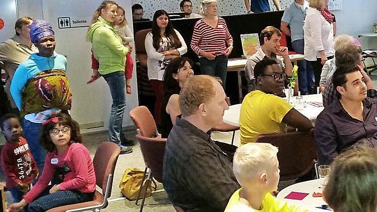 Das Ziel: Flüchtlinge und Einheimische sollen sich näherkommen.  Foto: Petra Malbrich