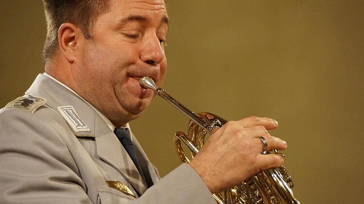 Peter Cloos gibt ein Solo am Horn.Foto: Arkadius Guzy