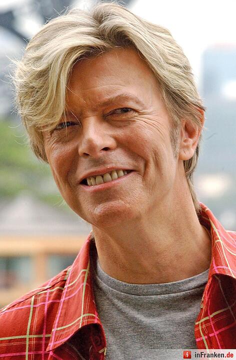 Der britische Rockmusiker David Bowie lächelt am Rande einer Pressekonferenz zu seiner «Reality»-Tour am 16.02.2004 in Sydney (Australien) Foto:EPA/MICK TSIKAS AUSTRALIA AND NEW ZEALAND OUT