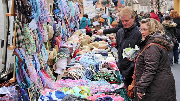Hüte und dünne Schals wurden an diesem Marktstand verkauft, obwohl das Wetter dafür nicht gerade ideal war. Foto: Dieter Britz