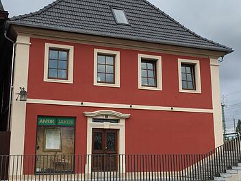 Das Wohn- und Geschäftshaus Coburger Straße 19 ist ein gutes Beispiel für die gelungene Sanierung eines Innenstadtgebäudes in Lichtenfels. Hierzu gab es einen Zuschuss aus Städtebaufördermitteln. Foto: Bayerngrund GmbH