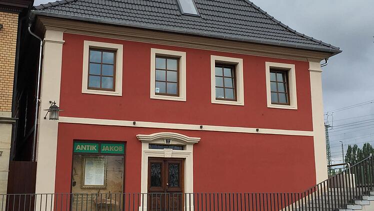 Das Wohn- und Geschäftshaus Coburger Straße 19 ist ein gutes Beispiel für die gelungene Sanierung eines Innenstadtgebäudes in Lichtenfels. Hierzu gab es einen Zuschuss aus Städtebaufördermitteln. Foto: Bayerngrund GmbH