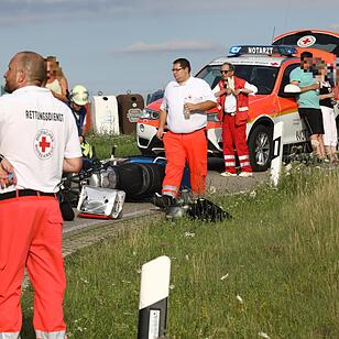 Kreis Roth: Motorradfahrer stirbt bei Unfall, Beifahrerin schwer verletzt