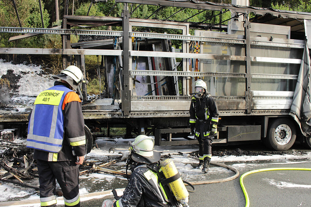 A9 bei Pegnitz: Sattelzug geht in Flammen auf