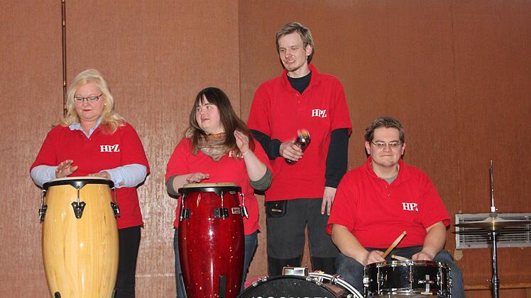 Mitglieder der HPZ-Trommelgruppe bei ihrem musikalischen Beitrag