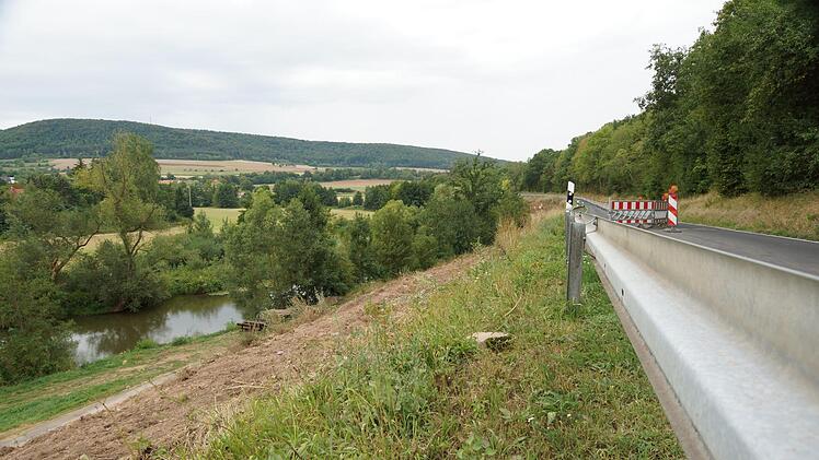 Die Böschung zwischen Saale und Straße ist gerodet.Foto: Arkadius Guzy
