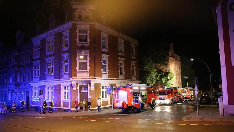 In Hof geriet am Donnerstagmorgen ein Wohnhaus in Brand. Foto: News5/Fricke