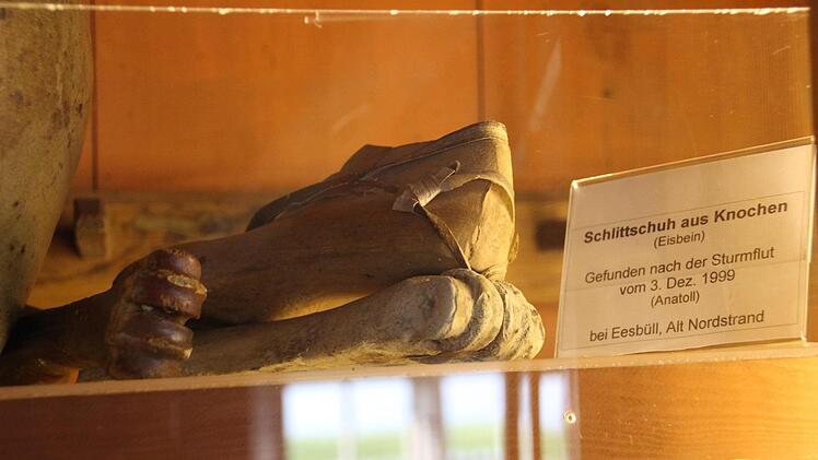 Ein Schlittschuh aus Knochen... zu sehen im Halligmuseum.