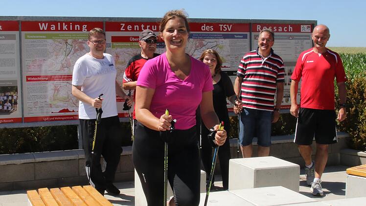 Der Startplatz für die vier Nordic-Walking-Strecken ist ideal. Gleich nach der offiziellen Einweihung starteten einige Nordic-Walker.Michael Stelzner